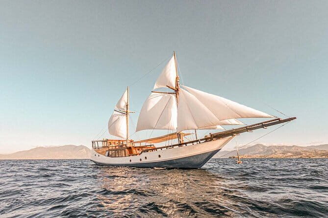 Shared Trip Sailing Komodo 3D2N - Discover the Magic of Komodo on a 3-Day Sailing Trip