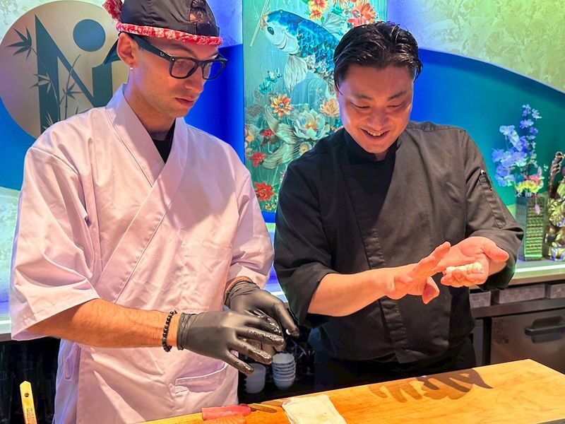 Shinsaibashi: SHIN NIPPON Artisan Sushi Making Course - Watch the chef before making your own