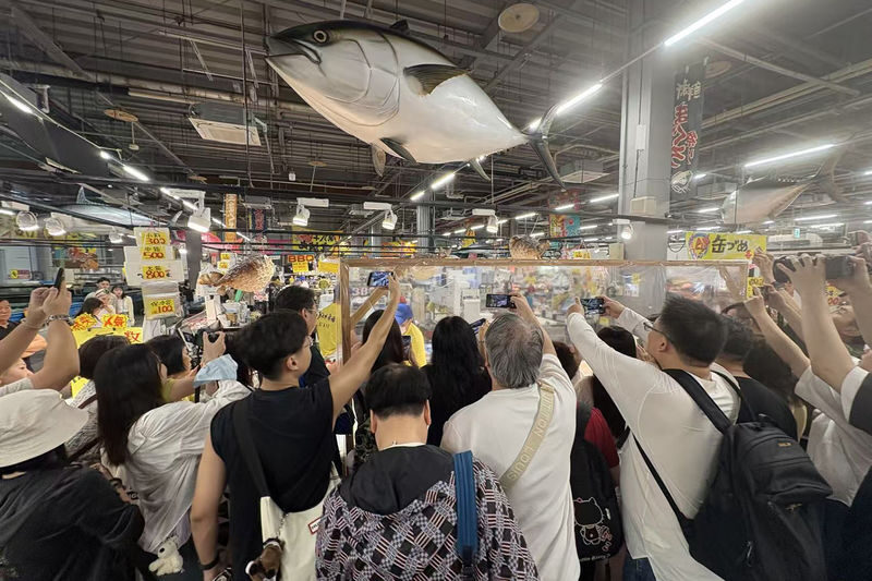 Shirahama Beach & ToreTore Market Full-Day Small Group Tour - Shirarahama: white sand and a proper pause