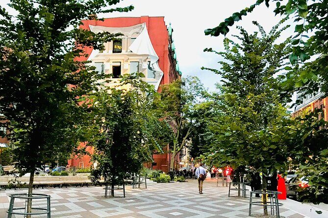 Show me the City! A Small Group Walking Tour of Toronto - A Detailed Look at What You Can Expect