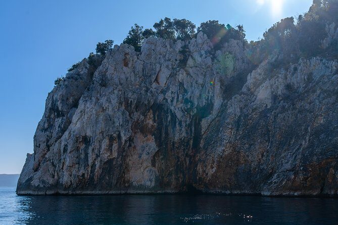 Sightseeing cruise to the Little Blue Cave - Key Points