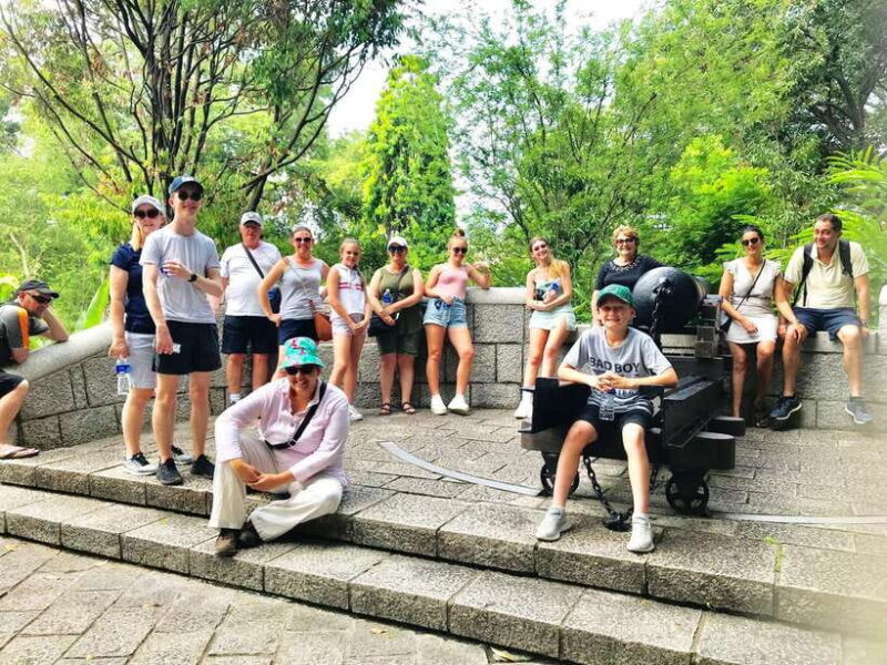 Singapore 2.5-Hour Walking Tour: Graves, Guns & Battles - Key Points