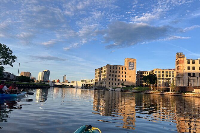 Small Group Kayak Tour of Skyline in Milwaukee - An In-Depth Look at the Milwaukee Skyline Kayak Tour