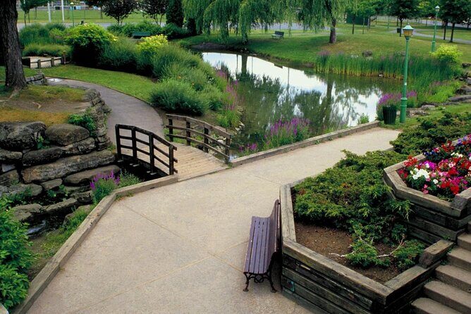 Small-Group Montreal Designers Shopping Tour with a Style Coach - Small-Group Montreal Designers Shopping Tour with a Style Coach