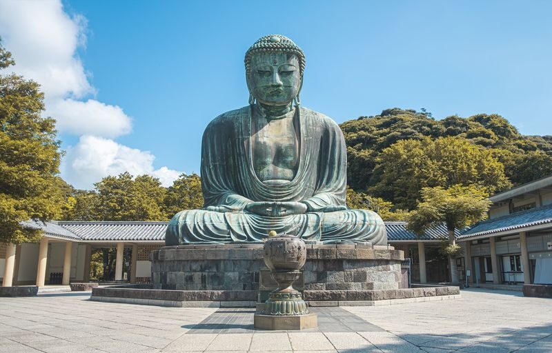 Small group tour for 9 people | One-day tour of Kamakura and Enoshima | Includes Enoden experience & Enoshima & Kamakurakoko-mae Station & Kamakura Great Buddha & Tsurugaoka Hachimangu Shrine | Round trip from Tokyo | Hotel pick-up and drop-off + Chinese - The Great Buddha: a short visit with real weight