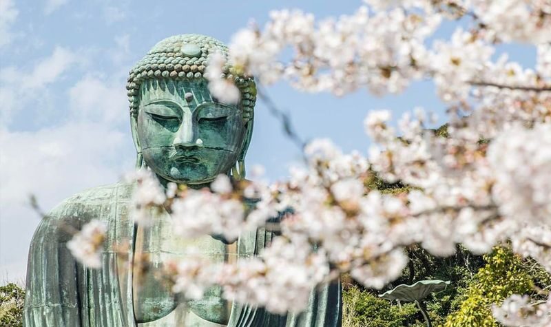 Small group tour for 9 people | One-day tour of Kamakura and Enoshima | Includes Enoden experience & Enoshima & Kamakurakoko-mae Station & Kamakura Great Buddha & Tsurugaoka Hachimangu Shrine | Round trip from Tokyo | Hotel pick-up and drop-off + Chinese - Shrine paths and Komachi Street: one shared block