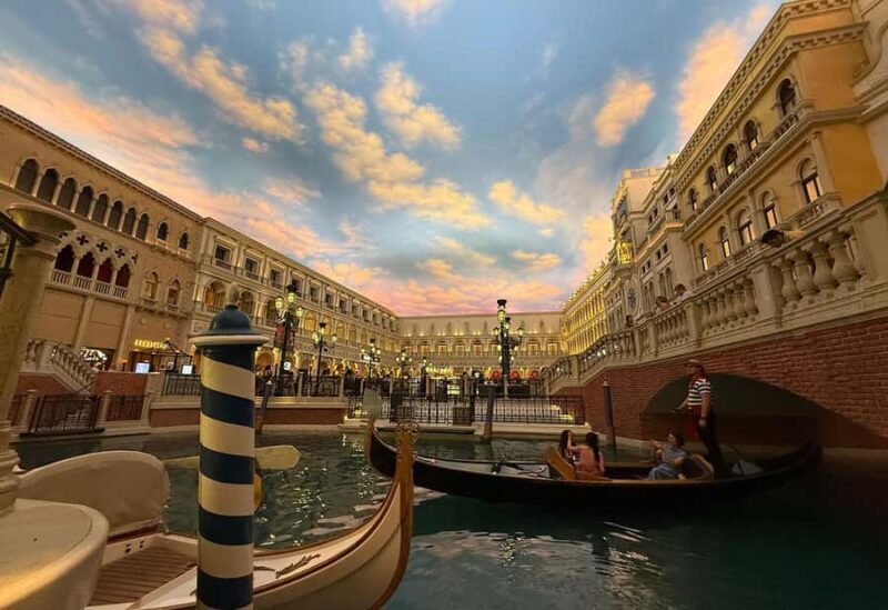 Small Group Vegas Strip Walking Tour with Free Drink - An In-Depth Look at the Vegas Small-Group Walking Tour