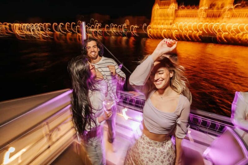 Sparty Boat with Unlimited Drinks and live DJ - Key Points