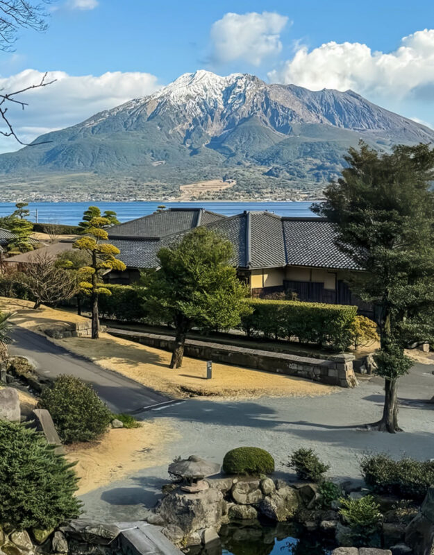 Spectrum of the Seas, Caribbean: Cruise shore excursion day trip/Kagoshima Port/Sakurajima/Aquarium/Sengan-en/Tenmonkan Street/Seamless port transfer for shore excursions/Chinese-speaking tour guide - Sengan-en: garden views with the volcano in the frame
