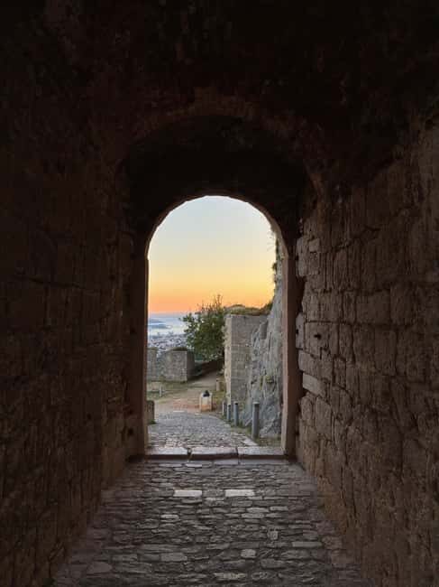 Split: Klis Sunset Sightseeing Bus Tour - Key Points