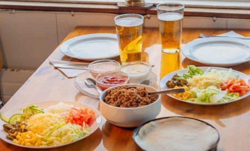 Stockholm: All-You-Can-Eat Shrimp/Tacos Cruise & Cover band - Who Would Love This Experience?