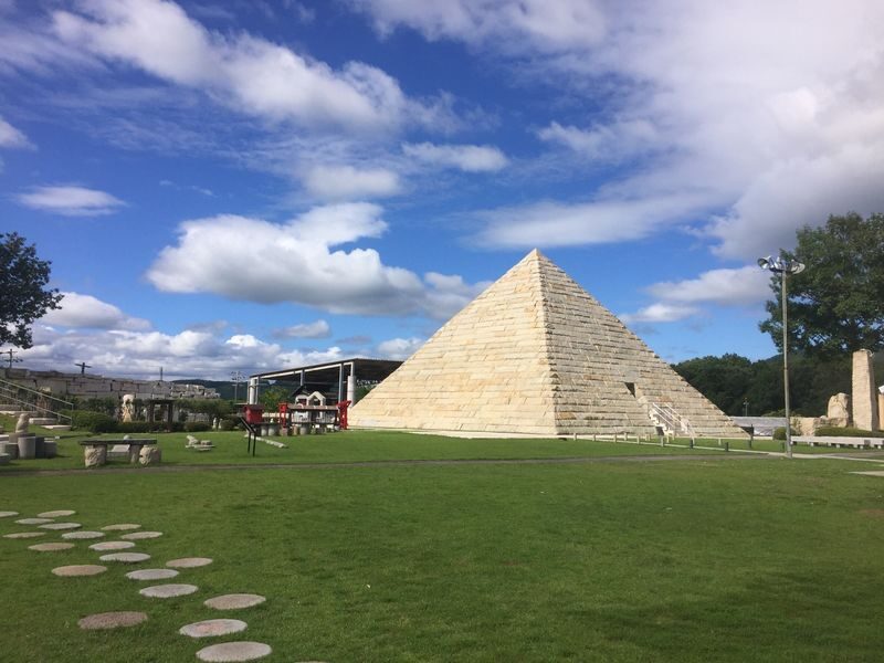 Stone Museum Hakusekikan - The pyramid sets the tone