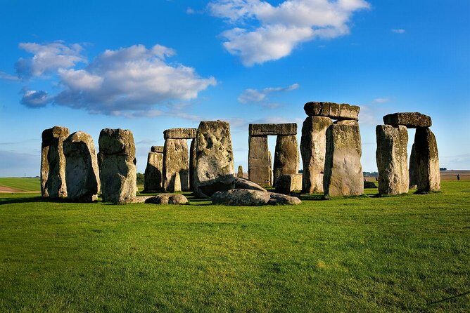 Stonehenge, Windsor Castle and Bath with Pub Lunch in Lacock - A Close Look at the Day’s Journey