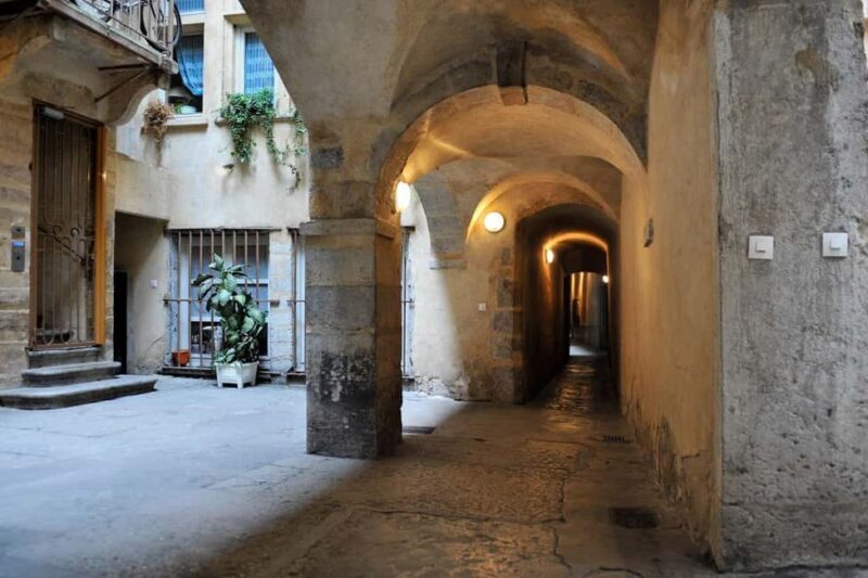 Storytelling tour of the Vieux-Lyon in French - Introduction: A Unique Journey Through Lyon’s Old Town