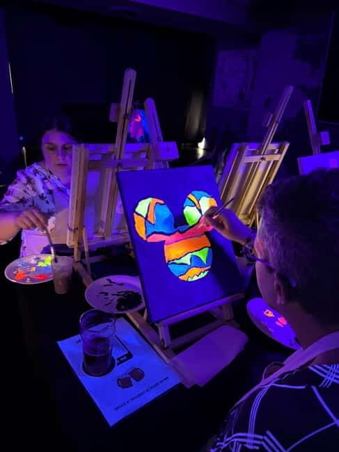 Strasbourg: Painting in the dark workshop with drinks - Who Should Consider This Experience?