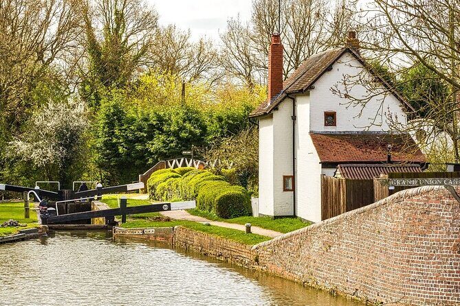 Stratford-Upon-Avon Audio Walking Tour: Shakespeare's Life - Who Should Consider This Tour?