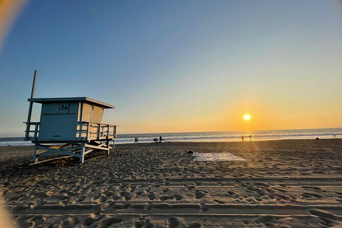 Stretch and Sip: Yoga with Fresh Juice on Santa Monica Beach - A Calm Start to Your Santa Monica Day