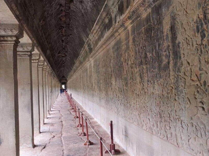 Sunrise at Angkor Wat with a sharing group - The Sum Up