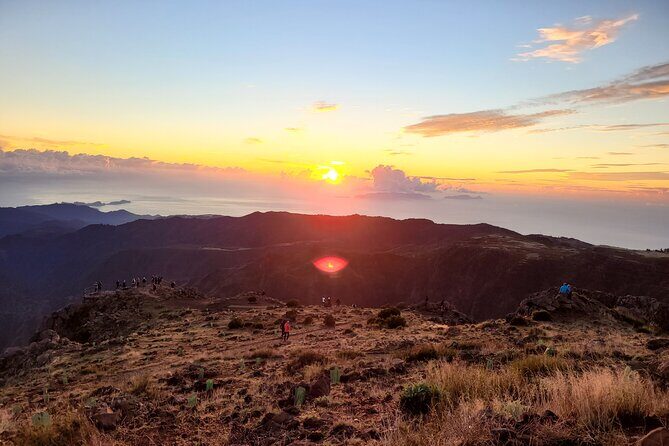 Sunrise in Areeiro Peak - Key Points