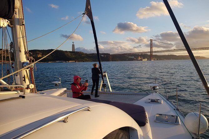 Sunset Catamaran in Lisbon | Music and Open Bar - Key Points