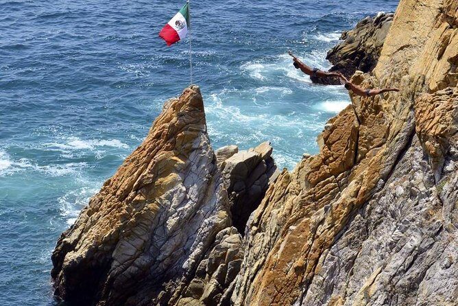 Sunset Dinner and Cliff Divers in Acapulco - A Closer Look at the Tour Experience