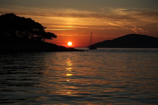 Sunset Sailing Tour on the Pakleni Islands - Who Should Do This Tour?