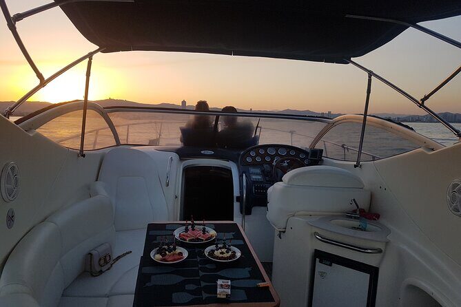 Sunset yacht ride in Barcelona + snacks and drinks - Key Points