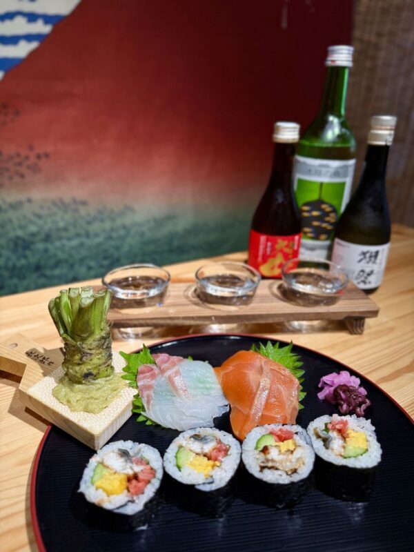 Sushi making class in Tokyo Tsukiji fish market with Pro sushi chef - The fish-cutting and knife demonstration