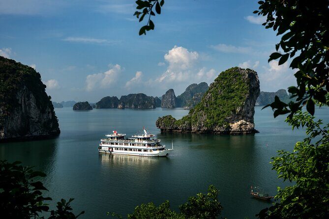 Swan Cruises: Bai Tu Long Bay 2 days 1 night (Deluxe room) - An Authentic Vietnamese Experience on Bai Tu Long Bay with Swan Cruises