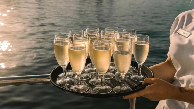 Sydney: Sydney Harbor Lunch Cruise with Welcome Drink - The Experience in Detail