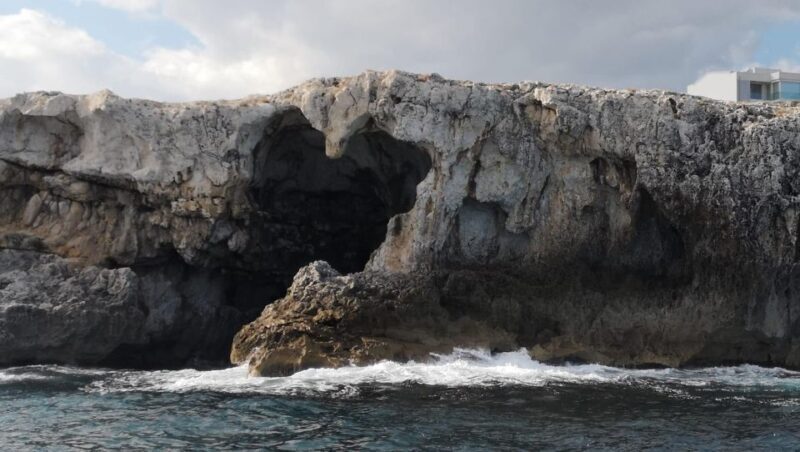 Syracuse: Boat tour Ortigia island,seacaves and Explanations - A Detailed Look at the Syracuse Boat Tour