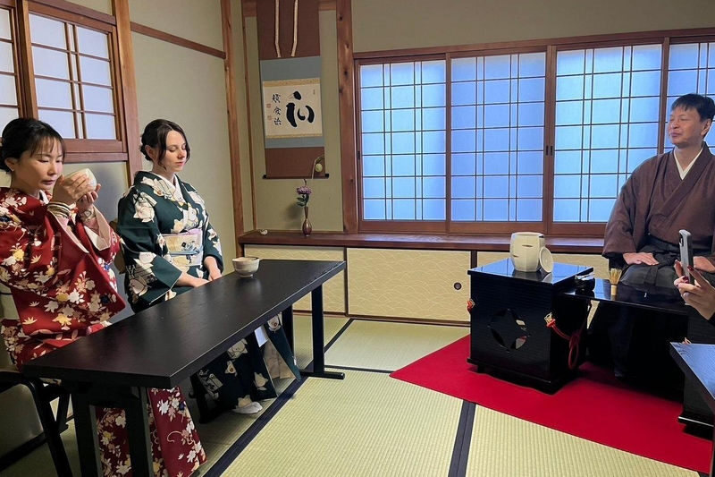 Table-Style Tea Ceremony Experience in Ninenzaka Kyoto - A Quiet Room Near Ninenzaka