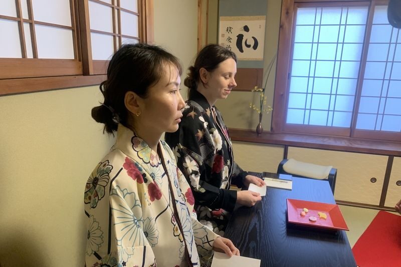 Table-Style Tea Ceremony Experience in Ninenzaka Kyoto - Dress and Room Etiquette