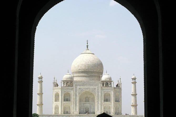 Taj Mahal Day Trip Including Same Day Flights from Mumbai - Key Points