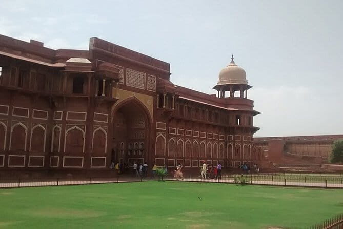 Taj Mahal Tour With Fatehpur Sikri - FAQs