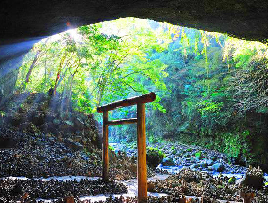 Takachiho Gorge and Scenic Train Day Trip (including boat ride experience) - Guides and group care