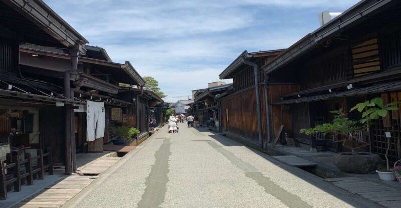 Takayama: Old Town Guided Walking Tour 45min. - Key Points