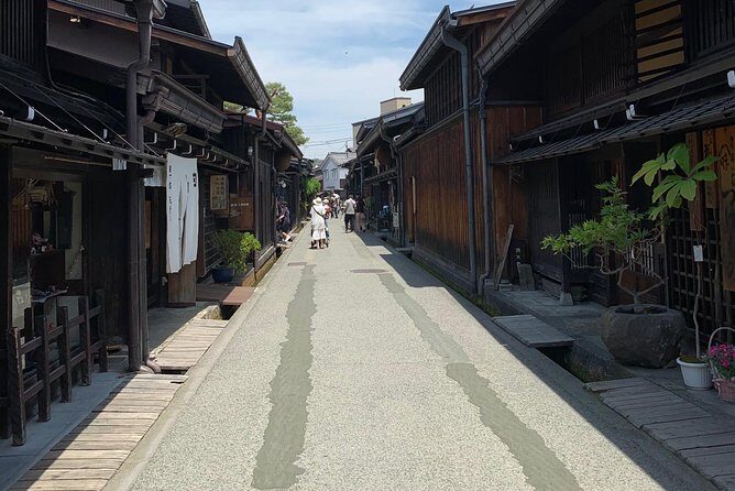 Takayama Old Town Walking Tour with Local Guide - Key Points