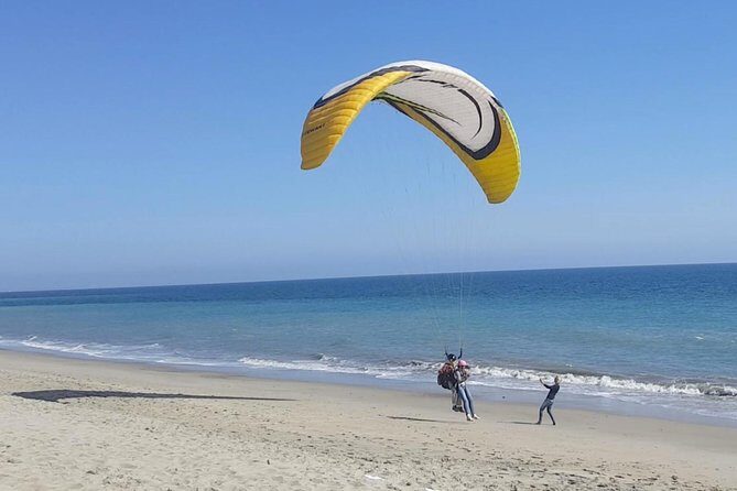 Tandem Paragliding flight with instructor in Malibu - What Makes This Paragliding in Malibu Stand Out?