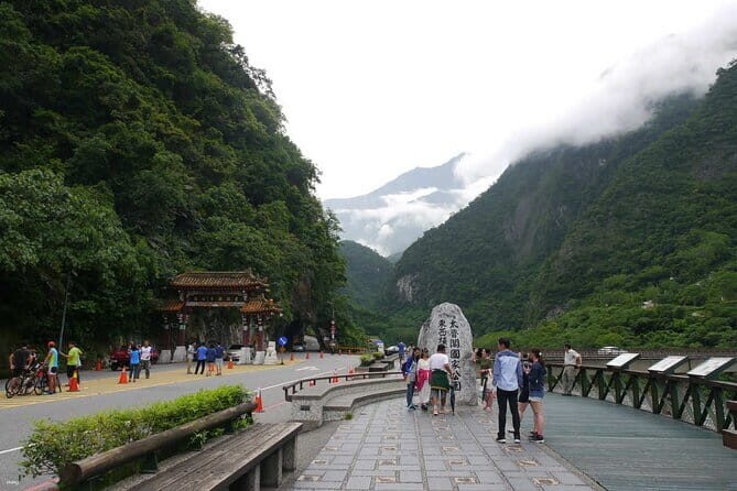 Taroko, Qingshui Cliff, Xincheng Old Street & Qixingtan Day Tour - Key Points