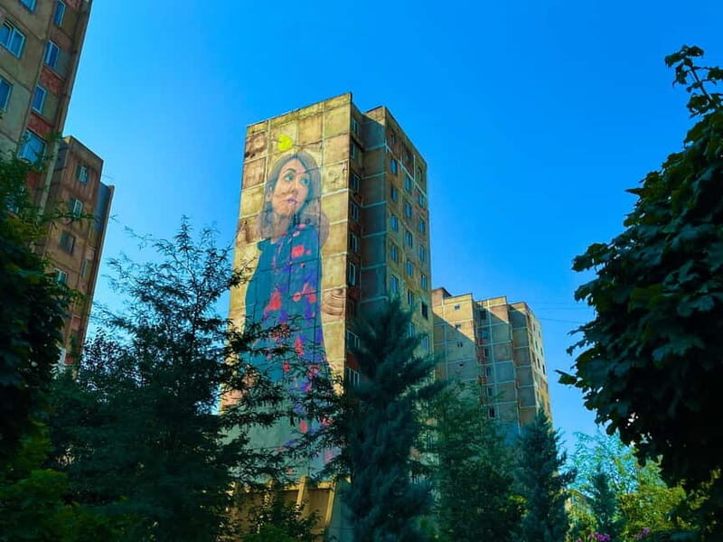 Tbilisi: 100+ Graffiti & Murals, Street Art Guided Tour - Transportation and Group Dynamics