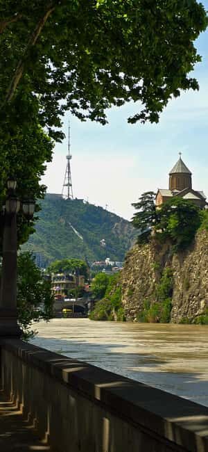 Tbilisi: Private Old Town & Sololaki Walking Tour with Lunch - Who Should Consider This Tour?