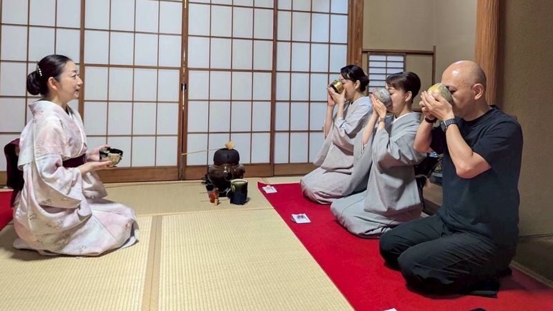 Tea Ceremony Tokyo Cha An in Shibuya - Hosts make the lesson approachable