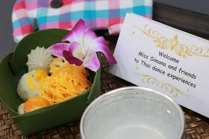 Thai Dance Class at Wat Arun - A Close Look at the Experience