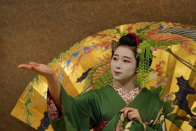 The Art of Geisha: Exclusive Show & Traditional Japanese Game - A Closer Look at the Experience
