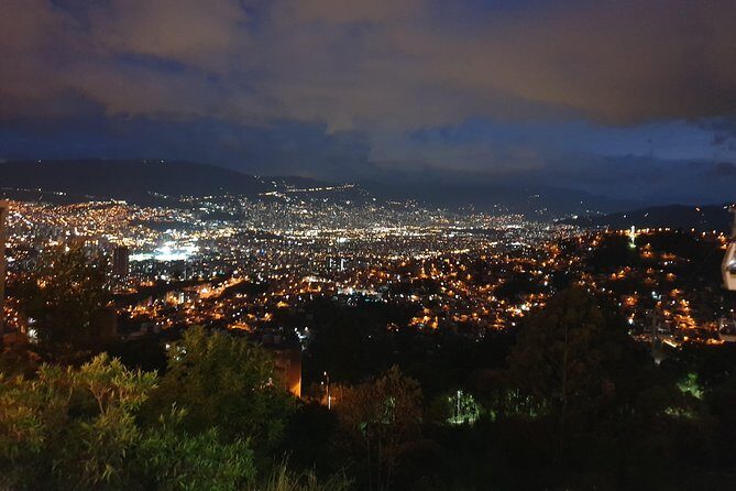 The Best Comuna 13 Graffiti Tour, Plaza Botero and Cable cars - An In-Depth Look at the Medellín Private Tour