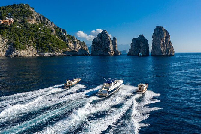 The Blue Fever: Capri island day cruise - The Boat and Comfort Level