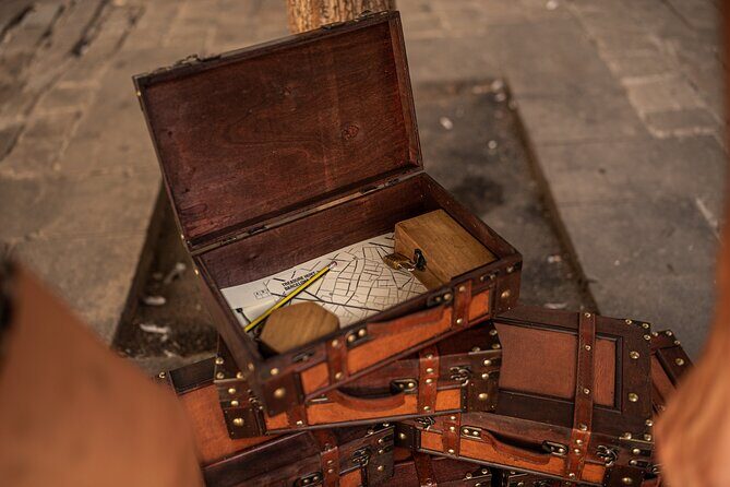 The Goldheist - Private City Escape Game in Barcelona - Key Points