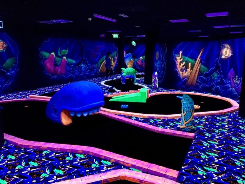 The Hague: Glowgolf Glow in the Dark Indoor Minigolf - The Hague: Glowgolf Glow in the Dark Indoor Minigolf