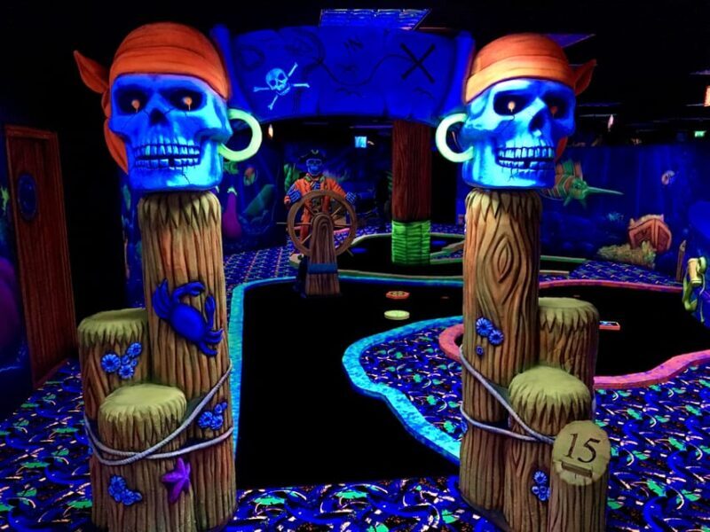 The Hague: Glowgolf Glow in the Dark Indoor Minigolf - The Experience: What to Expect